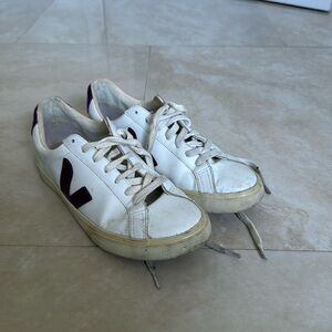 Veja esplar, women’s size 8 with purple V